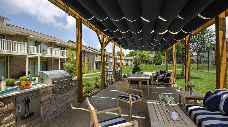 Outdoor Chef's Kitchen with Dining Area